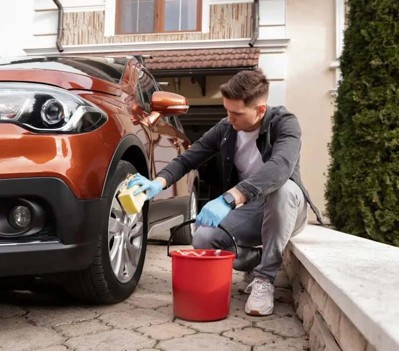 Lavage auto à domicile Fontaine-Bellenger : professionnel intervenant sur un véhicule